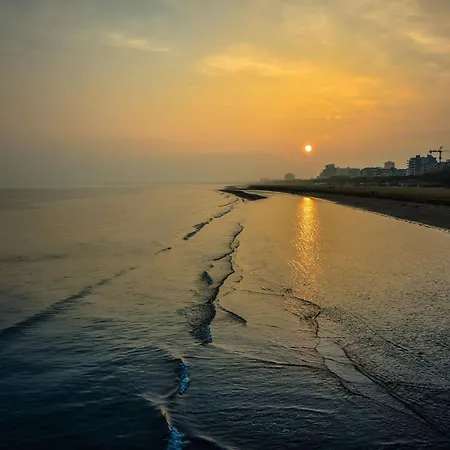 Cozy With Lateral Sea View In 아파트