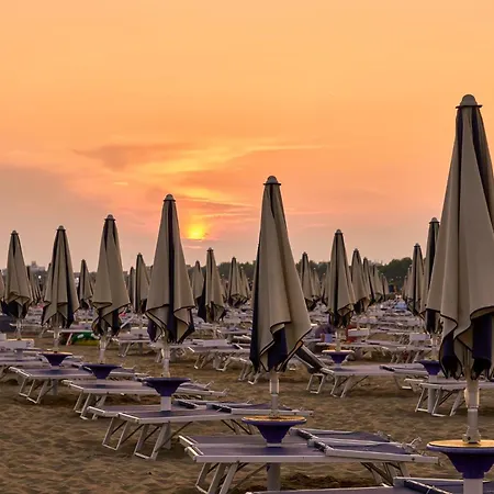 Cozy With Lateral Sea View In Bibione